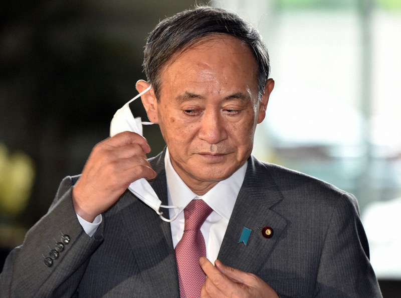 首相就任と内閣発足から一夜明け、記者団の質問に答えるためマスクを外す菅義偉首相=首相官邸で2020年9月17日、滝川大貴撮影