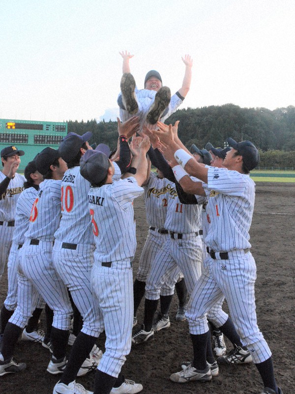 優勝して胴上げされる能代松陵クラブの猿田監督=秋田県大仙市のサンスポーツランド協和野球場で2020年9月21日、古川修司撮影
