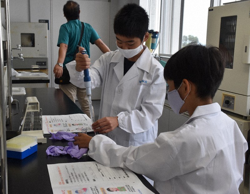 試薬を試験管に移す参加者=新潟市秋葉区の新潟薬科大で2020年9月22日、露木陽介撮影