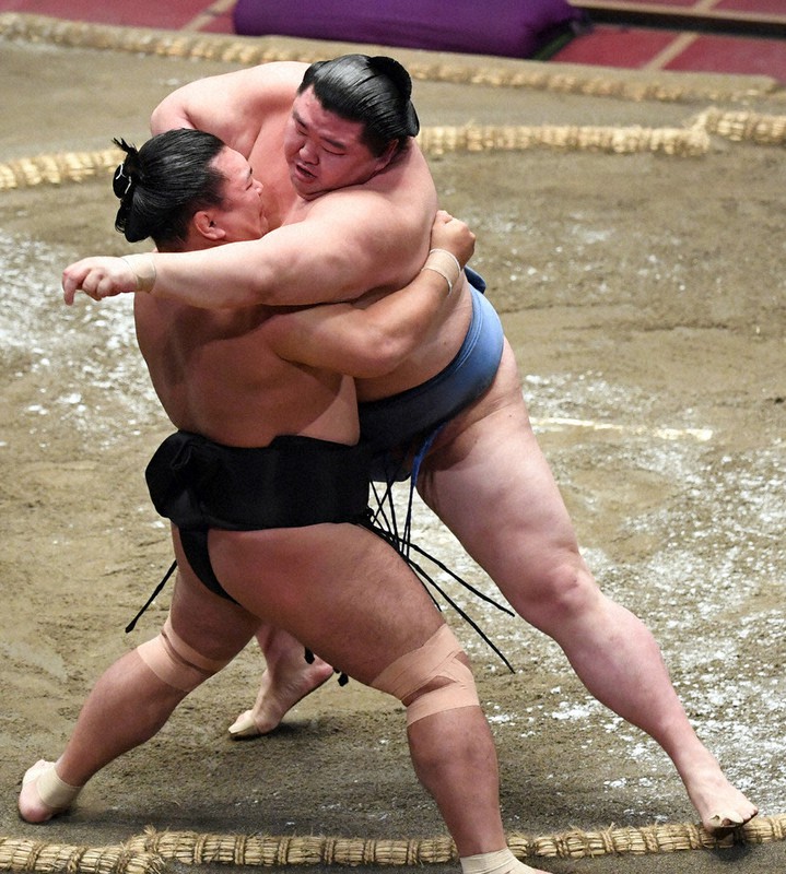 正代(右)が寄り切りで照強を降す=北山夏帆撮影