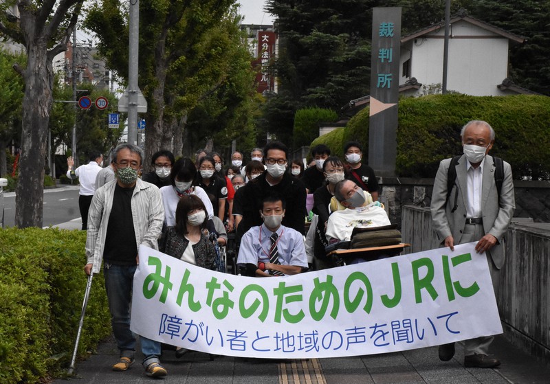 提訴に向かう原告の宮西さん、五反田さん、吉田さん(前列左から2、3、4人目)=大分市荷揚町の大分地裁前で2020年9月23日午後1時39分、河慧琳撮影