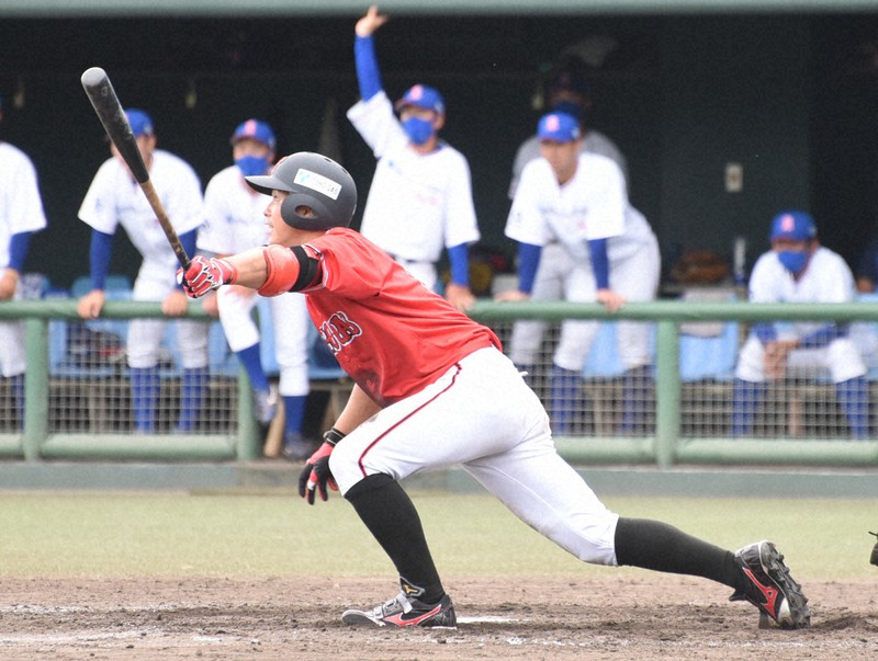 【日本製鉄東海REX-東邦ガス】四回裏東邦ガス2死一、三塁、比嘉龍寿が右前に勝ち越しの適時打を放つ=愛知県の岡崎市民球場で2020年9月23日午後2時29分、鈴木英世撮影