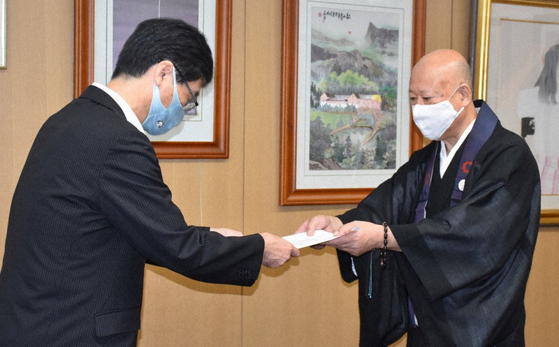 鈴木市長(左)に要請書を手渡す黒田理事長=新潟県燕市役所で2020年9月18日、井口彩撮影