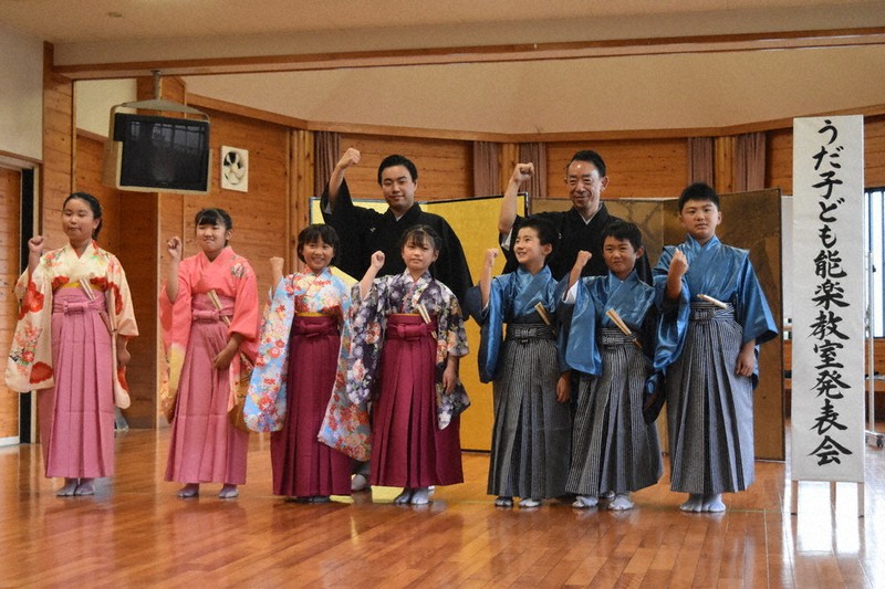 発表を終えた「うだ子ども能楽教室」の子どもたち=奈良県宇陀市で、廣瀬晃子撮影