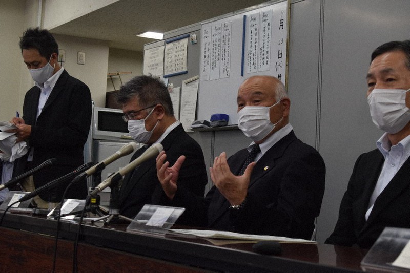 市民ランナーに22年2月の大会参加を呼び掛ける八木理事長(右から2人目)