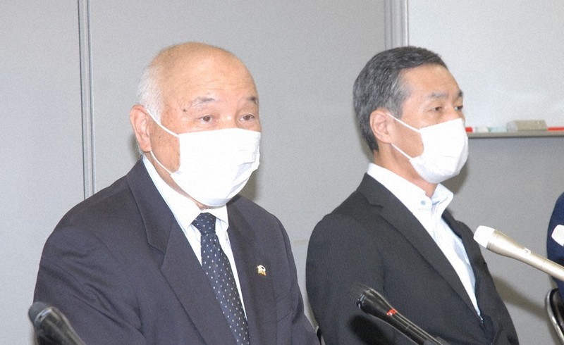 別府大分毎日マラソンの1年延期を記者会見で発表する九州陸上競技協会の八木雅夫理事長(左)と大会事務局長の阿南寿和別府市副市長=吉見裕都撮影