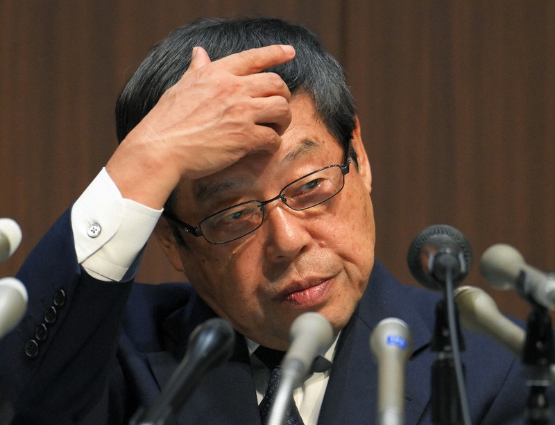 不正引き出し問題で記者会見し、険しい表情で質問を受けるゆうちょ銀行の池田憲人社長=東京都千代田区で2020年9月24日午後4時31分、手塚耕一郎撮影