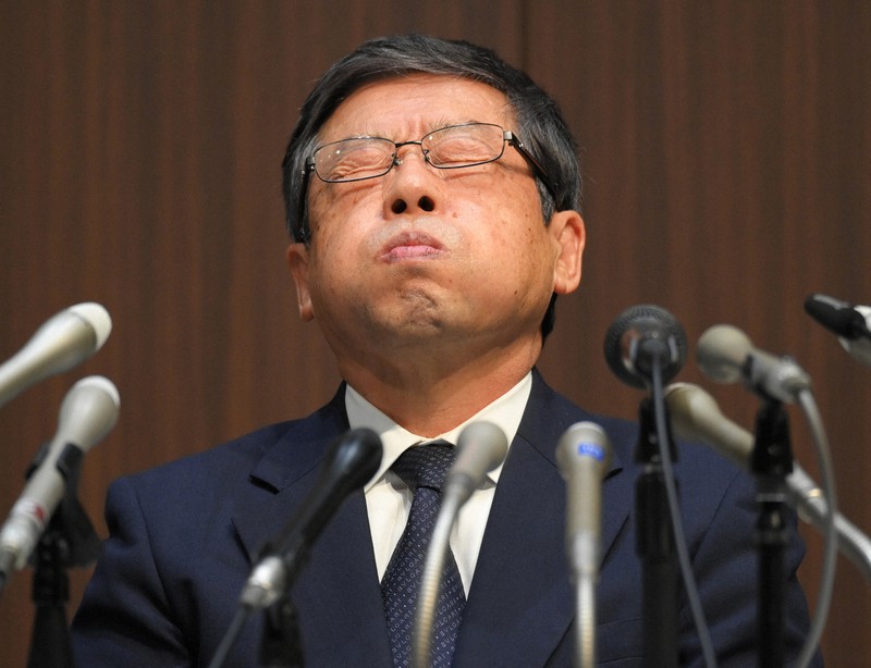 不正引き出し問題で記者会見し、険しい表情で質問を受けるゆうちょ銀行の池田憲人社長=東京都千代田区で2020年9月24日午後4時33分、手塚耕一郎撮影