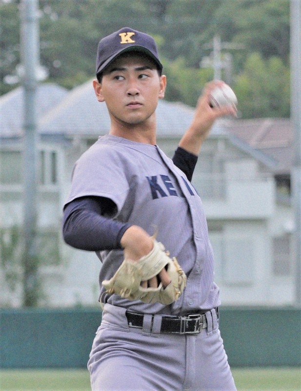 学生生活最後の秋季リーグ戦を前に、投球練習に励む慶大の佐藤宏樹投手=横浜市の慶大グラウンドで2020年9月16日午後5時半、上鵜瀬浄撮影
