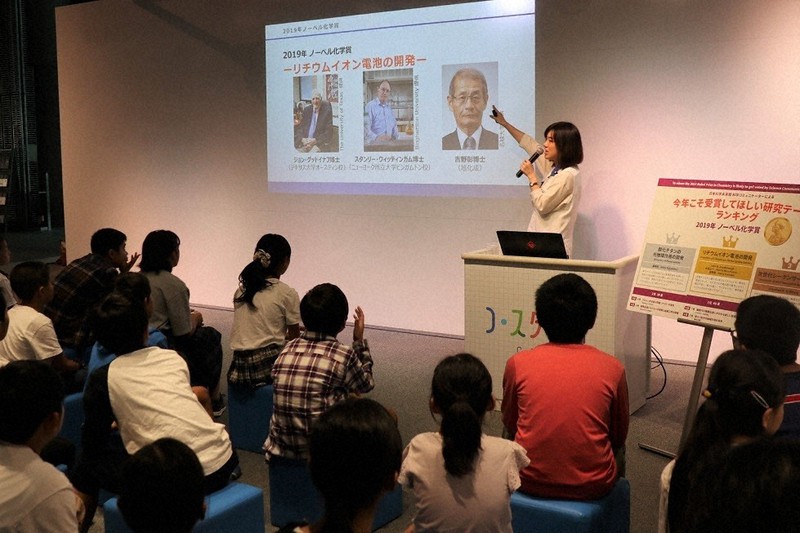 2019年のノーベル化学賞受賞者が吉野彰さんに決まった翌日に、その研究内容を紹介する科学コミュニケーター=東京都の日本科学未来館で(同館提供)