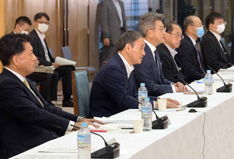 マイナンバー制度及び国と地方のデジタル基盤抜本改善ワーキンググループの会合で発言する菅義偉首相(左から2人目)。左から3人目は武田良太総務相、左は平井卓也デジタル改革担当相=首相官邸で2020年9月25日午前9時46分、竹内幹撮影