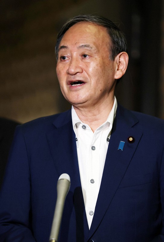 中国の習近平国家主席との電話協議を終え、取材に応じる菅義偉首相=首相公邸で2020年9月25日午後9時40分、小川昌宏撮影