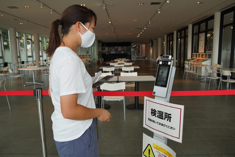 校舎入り口にあるサーモグラフィーで検温をする桜美林大の学生=東京都町田市の同大キャンパスで2020年9月18日、玉城達郎撮影