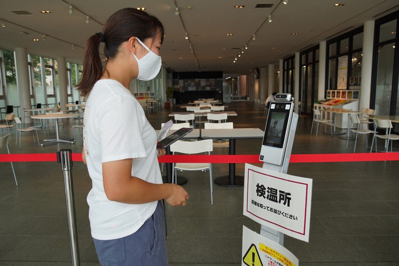 校舎入り口にあるサーモグラフィーで検温をする桜美林大の学生＝東京都町田市の同大キャンパスで2020年9月18日、玉城達郎撮影