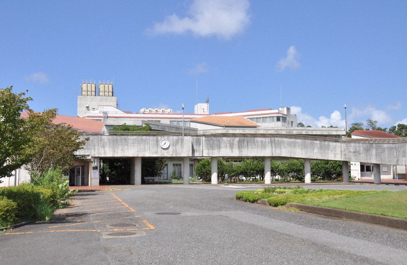広い敷地に建つ「千葉県袖ケ浦福祉センター」の建物=千葉県袖ケ浦市で2020年9月8日午後0時46分、塩田彩撮影