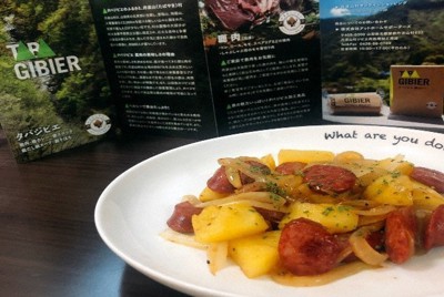 商品を使って簡単な料理を考案したうちの一つ、鹿肉ソーセージのジャーマンポテト