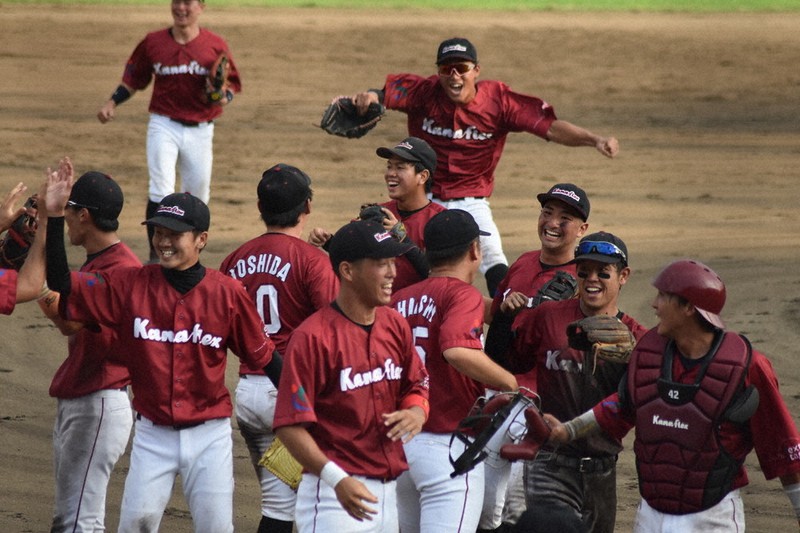 都市対抗近畿2次予選1回戦で、延長十二回の末に日本生命に勝利し、喜ぶカナフレックスの選手たち=京都市のわかさスタジアム京都で2020年9月1日午後5時39分、安田光高撮影