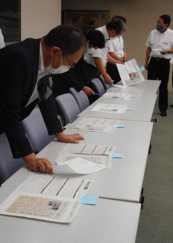 「いっしょに読もう! 新聞コンクール」の作品を審査する県NIE推進協議会メンバー=岐阜市で2020年9月18日、花岡洋二撮影