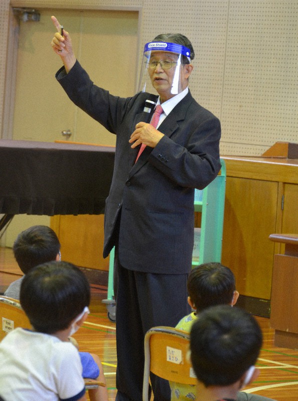 科学の面白さについて語る藤嶋昭・東京理科大栄誉教授=愛知県豊田市西広瀬町の西広瀬小で2020年9月25日、川瀬慎一朗撮影
