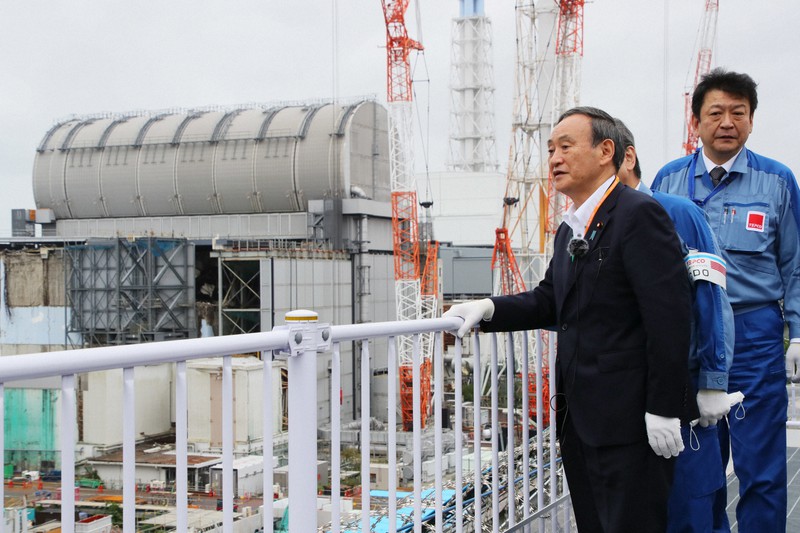 東京電力福島第1原発構内を視察する菅義偉首相(手前)。奥は3号機=福島県大熊町で2020年9月26日午後0時6分(代表撮影)