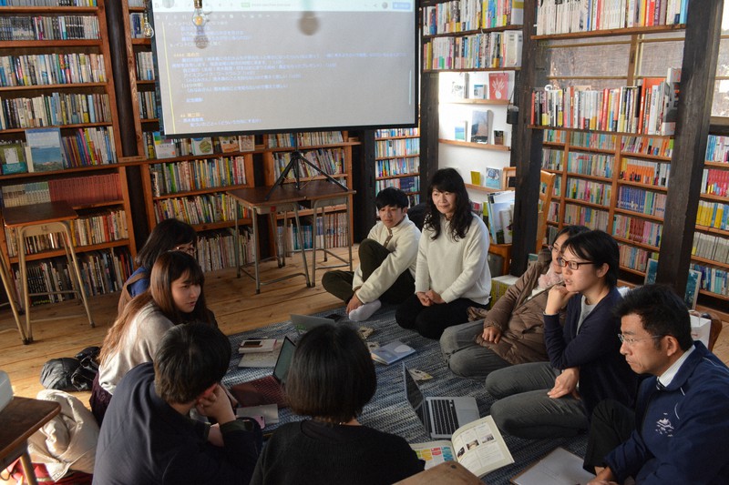 総合的な学習の時間を使って何をするか話し合う「男木島、未来の教育プロジェクト」のメンバーら。男木小・中学校の溝渕浩二校長(手前右)も参加した=高松市の男木島で2020年1月15日午後2時31分、金志尚撮影