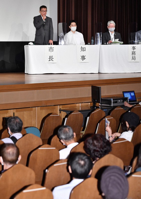 大阪都構想の住民説明会であいさつする(奥左から)松井一郎市長と吉村洋文知事ら=大阪市北区で2020年9月26日午前10時32分、木葉健二撮影