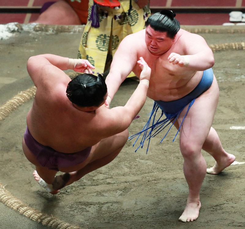押し倒しで朝乃山を破った正代(右)=東京・両国国技館で2020年9月26日、玉城達郎撮影