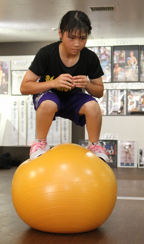 バランスボールに乗って体幹を鍛える宮国琉妃さん=名古屋市昭和区で、野村阿悠子撮影