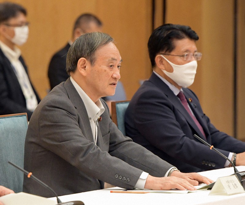 デジタル改革関係閣僚会議で発言する菅義偉首相(左)。右は平井卓也デジタル改革担当相=首相官邸で2020年9月23日、竹内幹撮影
