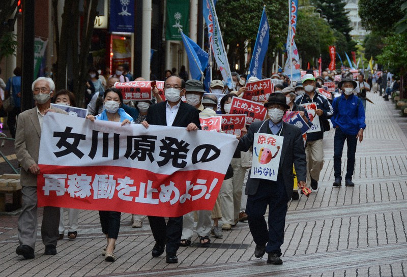 女川原発再稼働反対訴え行進する参加者ら=仙台市青葉区で2020年9月26日、深津誠撮影