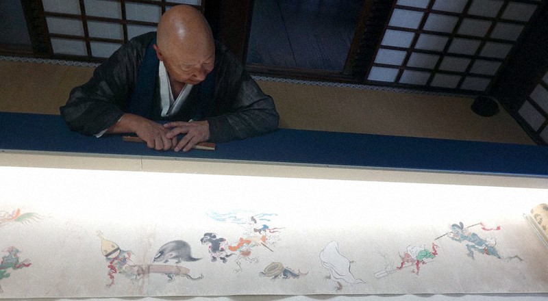 「百鬼夜行絵巻」を前に解説する山田宗正住職=京都市北区の真珠庵で、矢倉健次撮影