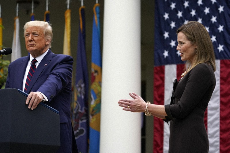 米連邦最高裁判事の候補として、バレット氏(右)を指名したトランプ大統領=ホワイトハウスで2020年9月26日、AP