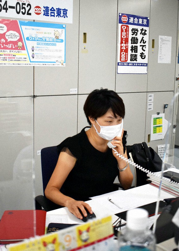 電話で労働相談に乗る「連合東京」の職員=東京都港区の連合東京で2020年9月8日、石田奈津子撮影