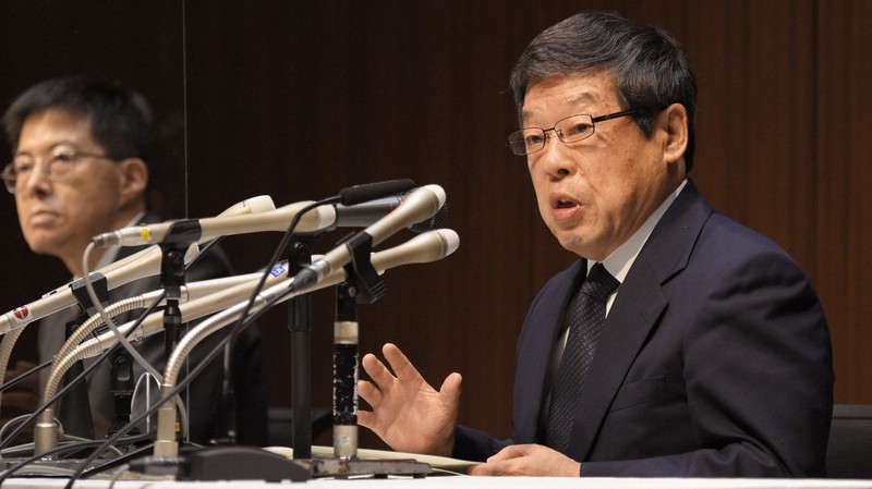 不正引き出し問題で記者会見するゆうちょ銀行の池田憲人社長(右)=東京都千代田区で2020年9月24日、手塚耕一郎撮影