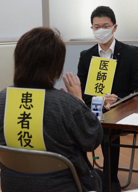 スマートフォンを使った手話通訳を実演する県職員ら=仙台市青葉区で2020年9月28日、深津誠撮影