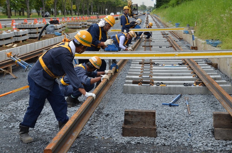 9月から始まったレール敷設工事=宇都宮市の清原工業団地で2020年9月1日、渡辺佳奈子撮影