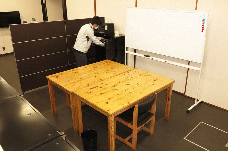 ついたてで仕切られたサテライトオフィス用の部屋には、冷蔵庫やロッカーも備えてある=山梨県道志村で2020年9月23日、山本悟撮影