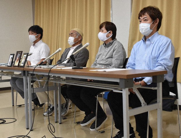 記者会見した、左から原告代理人の伊藤健文弁護士、笹田参三弁護士、施設の元従業員2人=岐阜市美江寺町2の岐阜市民会館で
