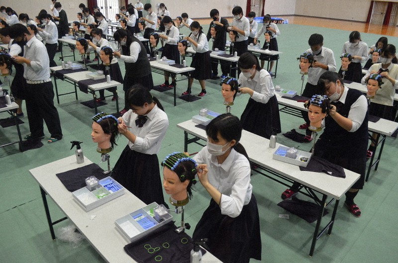 校内コンテストで一斉にロッドを巻き付ける生徒たち=三重県伊賀市のあけぼの学園高で、大西康裕撮影