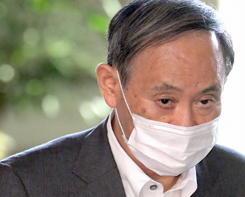 首相官邸に入る菅義偉首相=28日、竹内幹撮影