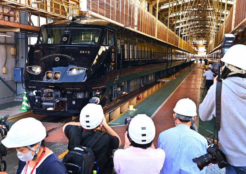 JR九州が新観光列車「36ぷらす3」公開 コンセプトは「走る九州」 [写真