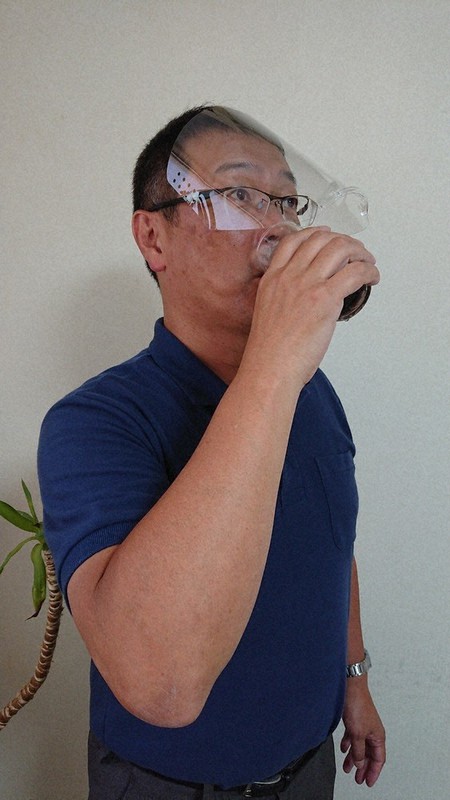 眼鏡に装着するフェースガード(飲食時)=庄司哲也撮影