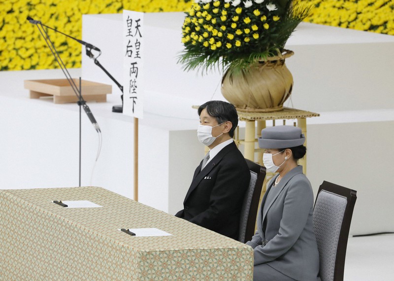 全国戦没者追悼式で着席される天皇、皇后両陛下=東京都千代田区の日本武道館で2020年8月15日午後0時4分(代表撮影)