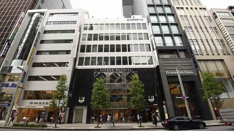 基準地価が15年連続で全国最高となった明治屋銀座ビル(中央)もコロナの影響を受けた=東京都中央区で2020年9月29日、丸山博撮影
