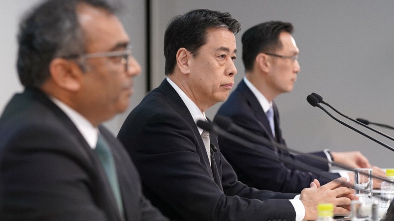 決算記者会見に臨む日産自動車の内田誠社長兼CEO(中央)=同社ホームページから