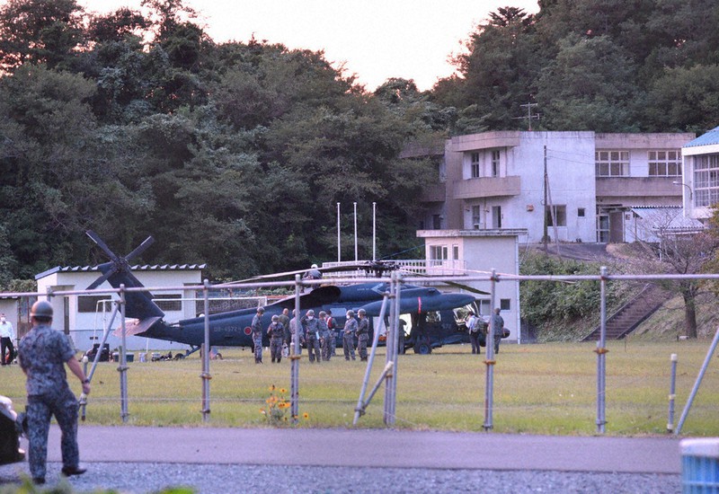 石巻北高飯野川校の校庭に緊急着陸した航空自衛隊松島基地の救難ヘリ=宮城県石巻市相野谷で2020年9月29日午後5時30分、百武信幸撮影