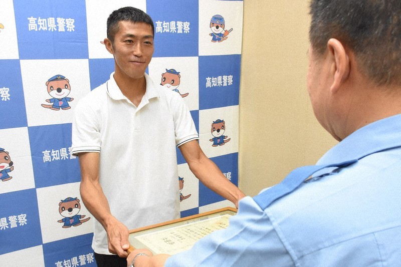 仁淀川で中学生2人救助 いの 伊藤さんに感謝状 土佐署 高知 毎日新聞 仁淀川で中学生2人救助 いの 伊藤さんに感謝状 土佐署 高知 毎日新聞