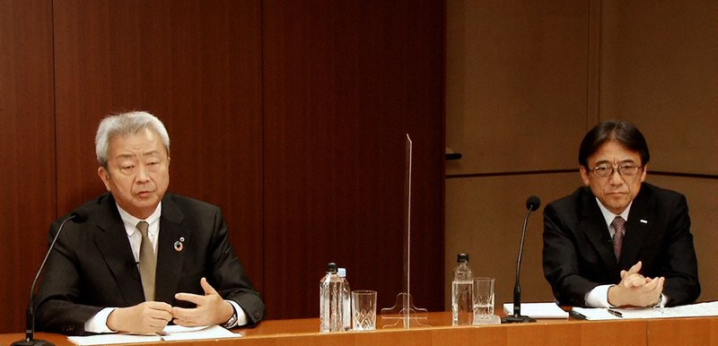 オンラインで記者会見するNTTの澤田純社長(左)とNTTドコモの吉沢和弘社長=2020年9月29日