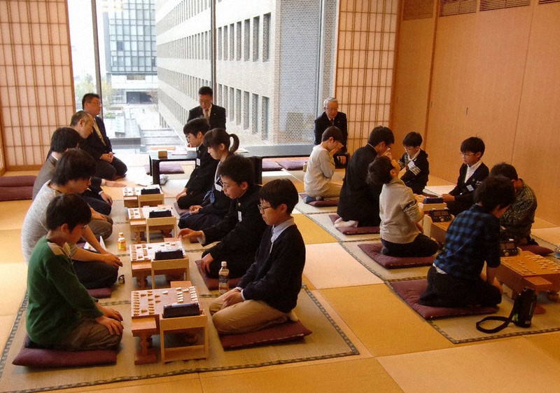 2016年に開設された九州研修会の初例会日での対局の様子=日本将棋連盟提供