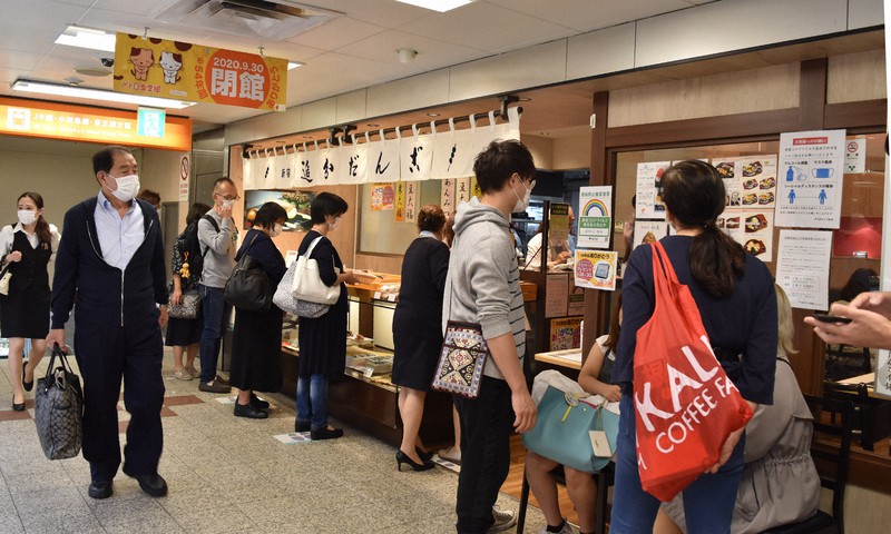 各店の前には別れを惜しむ人たちの行列ができていた=東京都新宿区で2020年9月30日午後2時47分、南茂芽育撮影